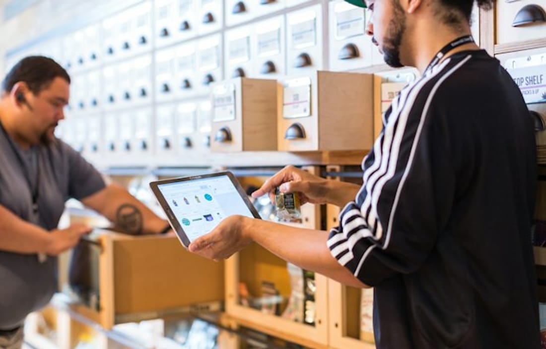 Έλεγχος αποθέματος eshop με tablet σε χώρο αποθήκης