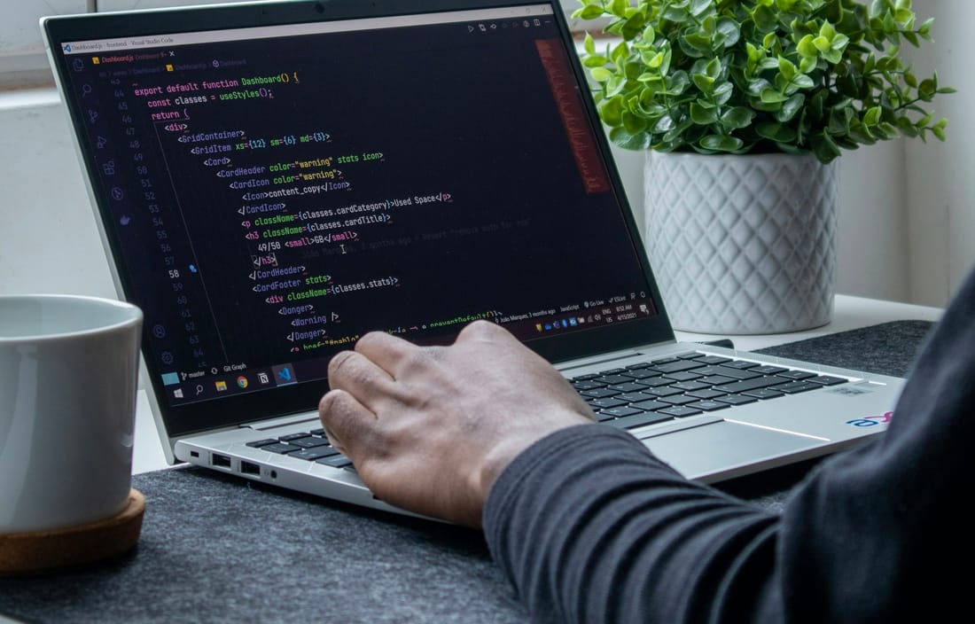 Developer σε έλεγχο κώδικα Shopify theme σε laptop