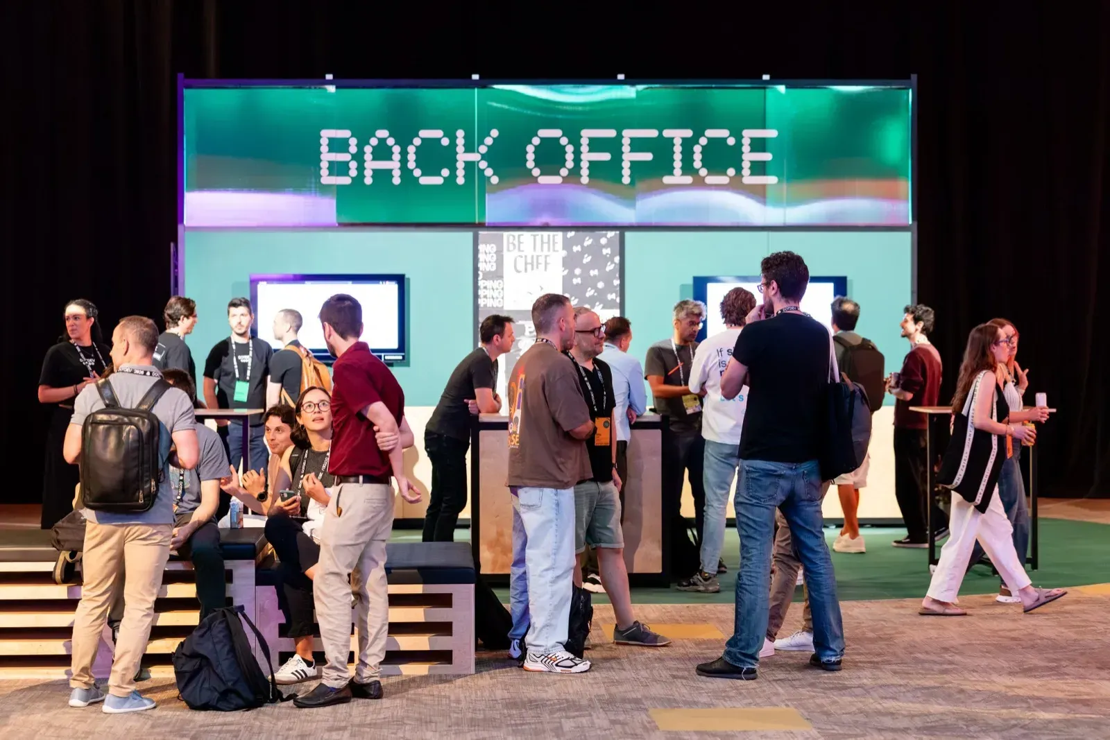 Πλήθος επισκεπτών γύρω από demo stations στο booth Back Office στο Product Floor