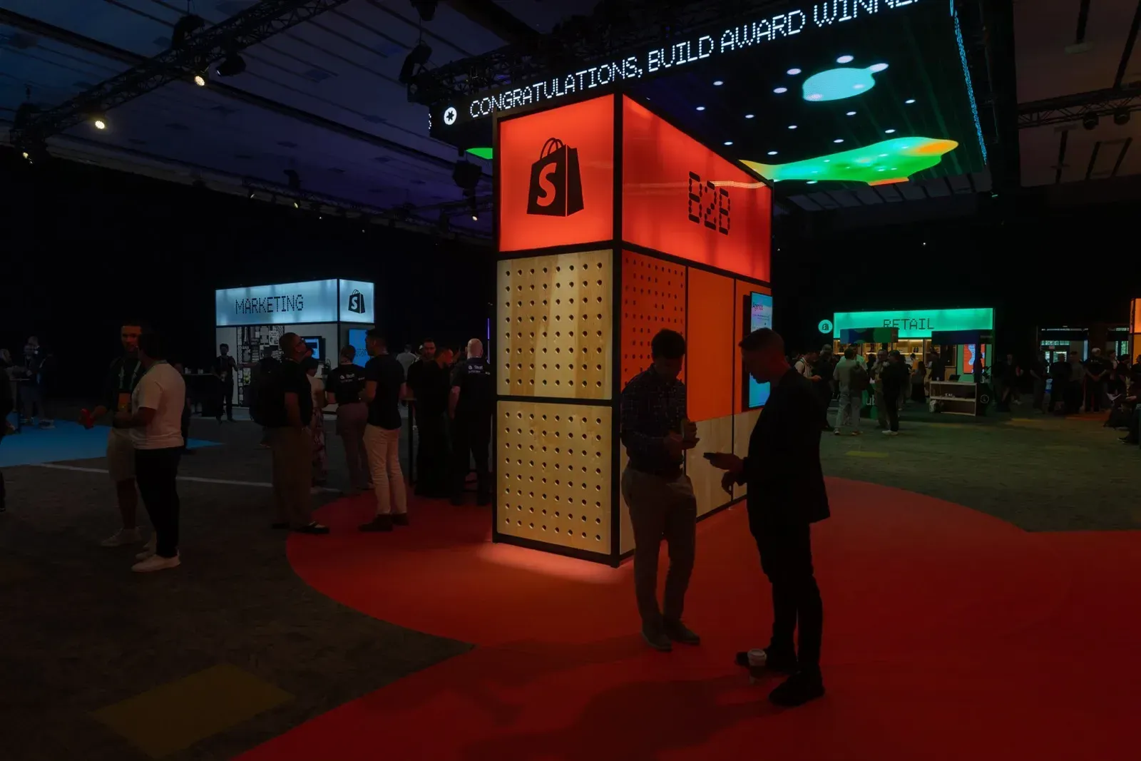 Expo floor με φωτεινό πύργο booth B2B και σήμανση Congratulations Build Award Winner