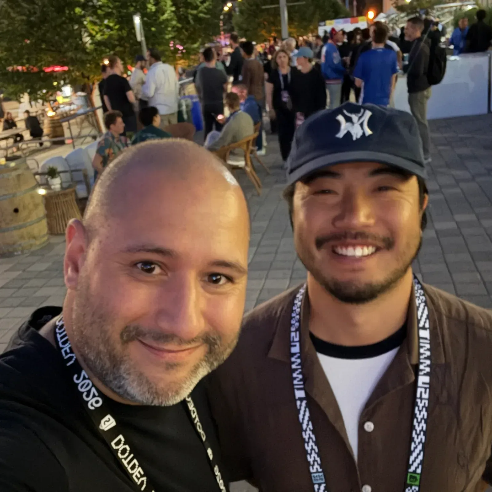 Βραδινό selfie δύο μελών της ομάδας στο Block Party του DotDev