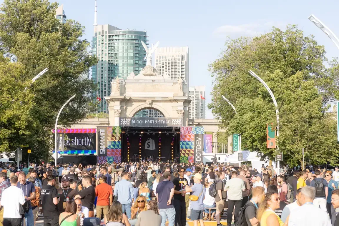 Ευρεία λήψη της Block Party Stage στα Princes Gates με πλήθος και τον ορίζοντα του Τορόντο