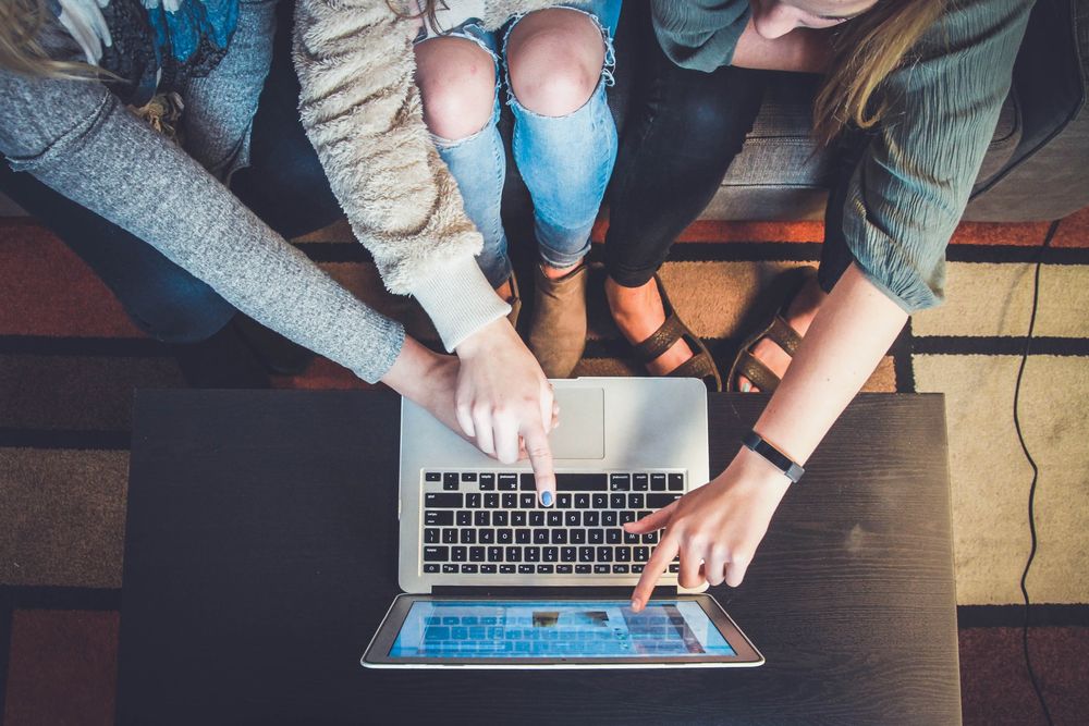 άνθρωποι που δείχνουν λάπτοπ για email marketing tips