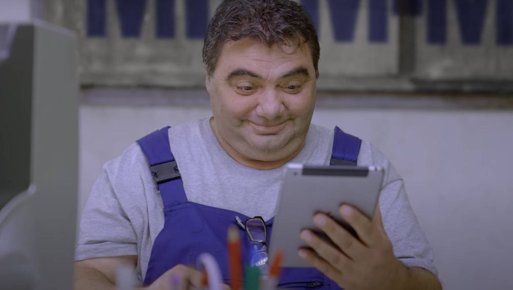 Νέο τηλεοπτικό spot από την Think Plus για τον Χρυσό Οδηγό